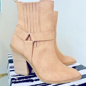 Women’s New Cushioned Pointed toe Tan Size 5.5 Nilano Harness Bootie DOLCE VITA
